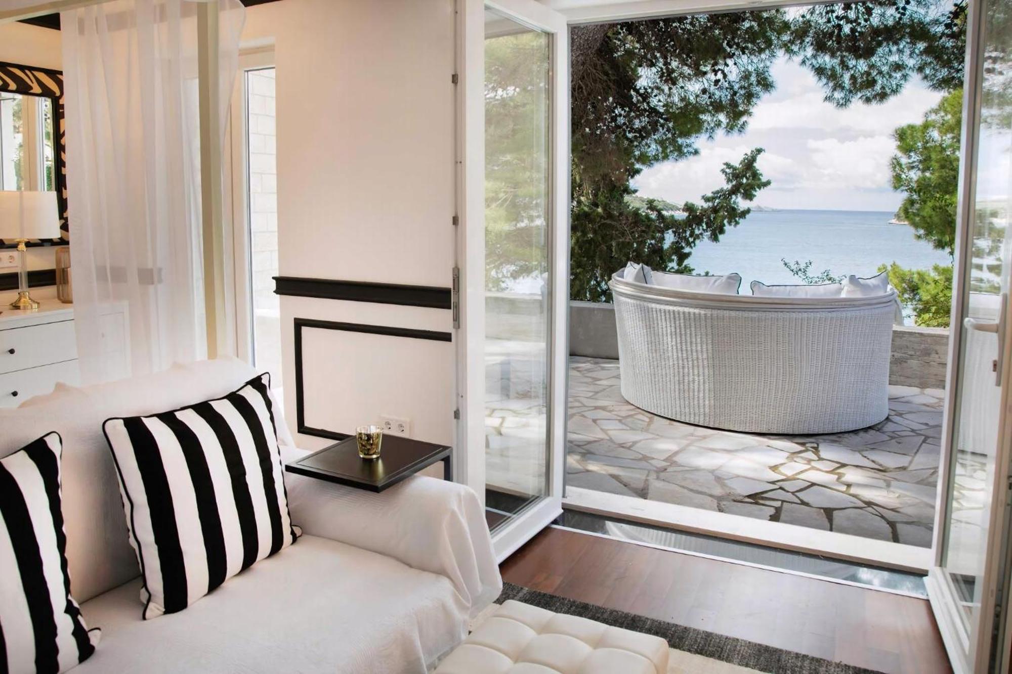 Villa Elegant Lozica 4 Bedrooms Palazio Seafront Beautiful Infinity Pool