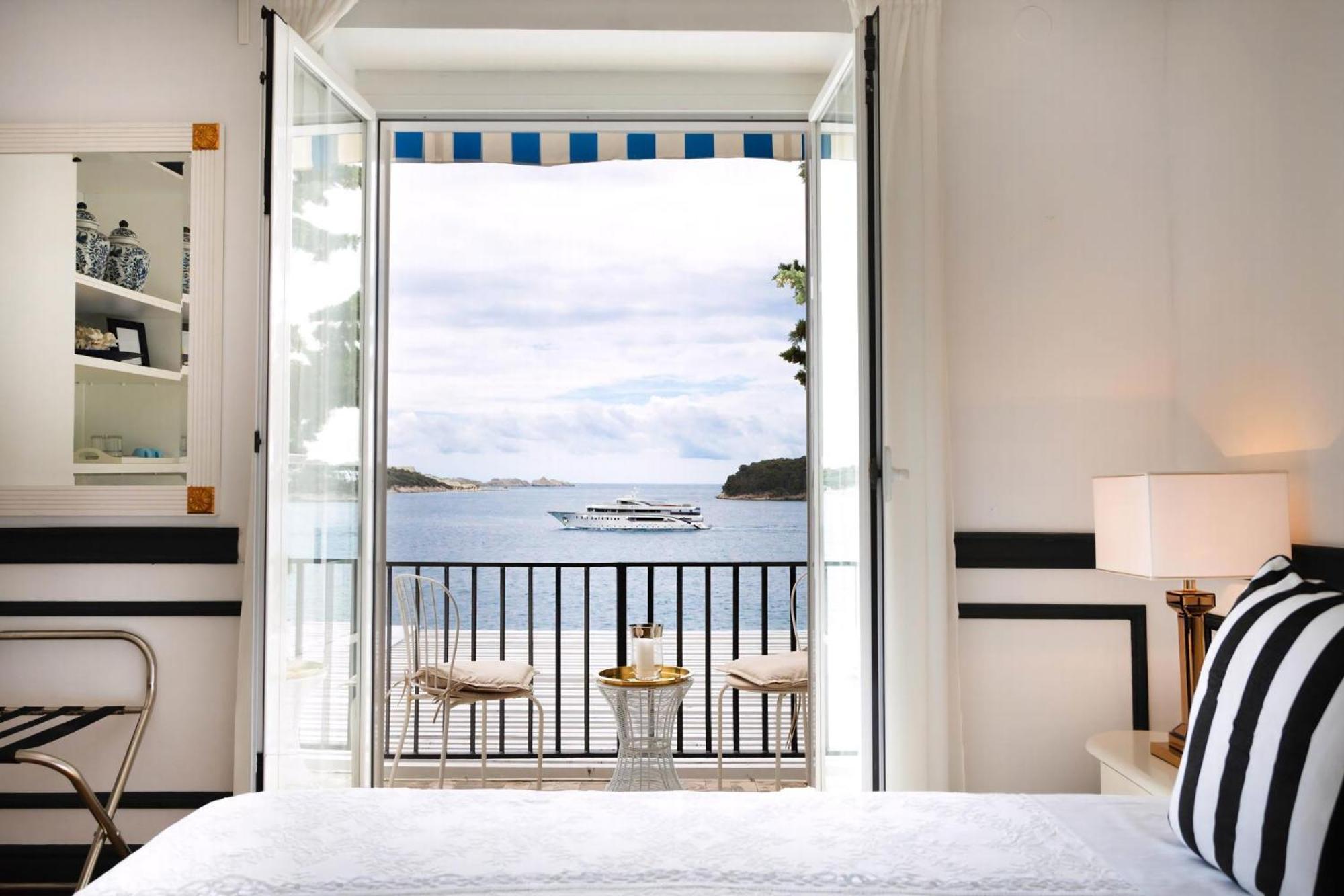 Villa Elegant Lozica 4 Bedrooms Palazio Seafront Beautiful Infinity Pool *