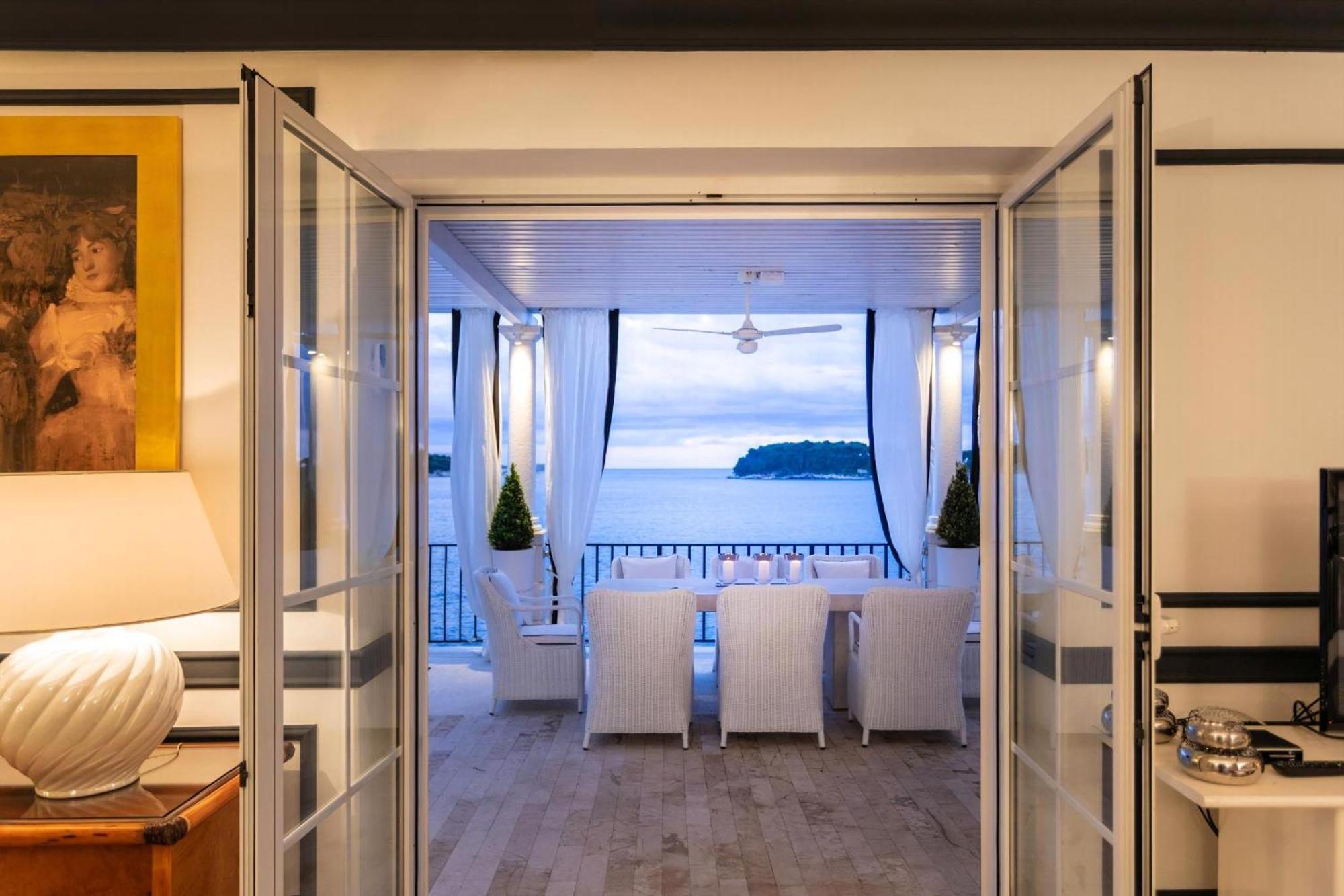 Elegant Lozica 4 Bedrooms Palazio Seafront Beautiful Infinity Pool Villa *
