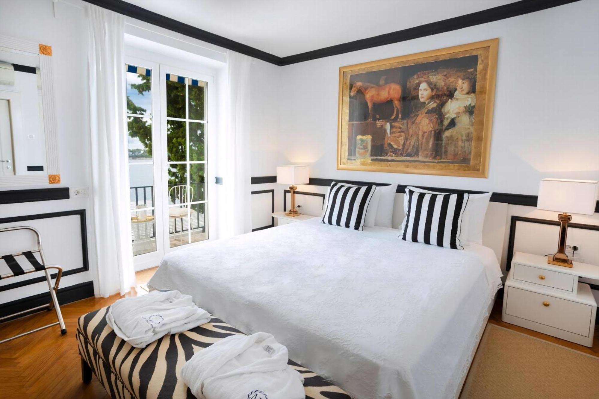 Elegant Lozica 4 Bedrooms Palazio Seafront Beautiful Infinity Pool *