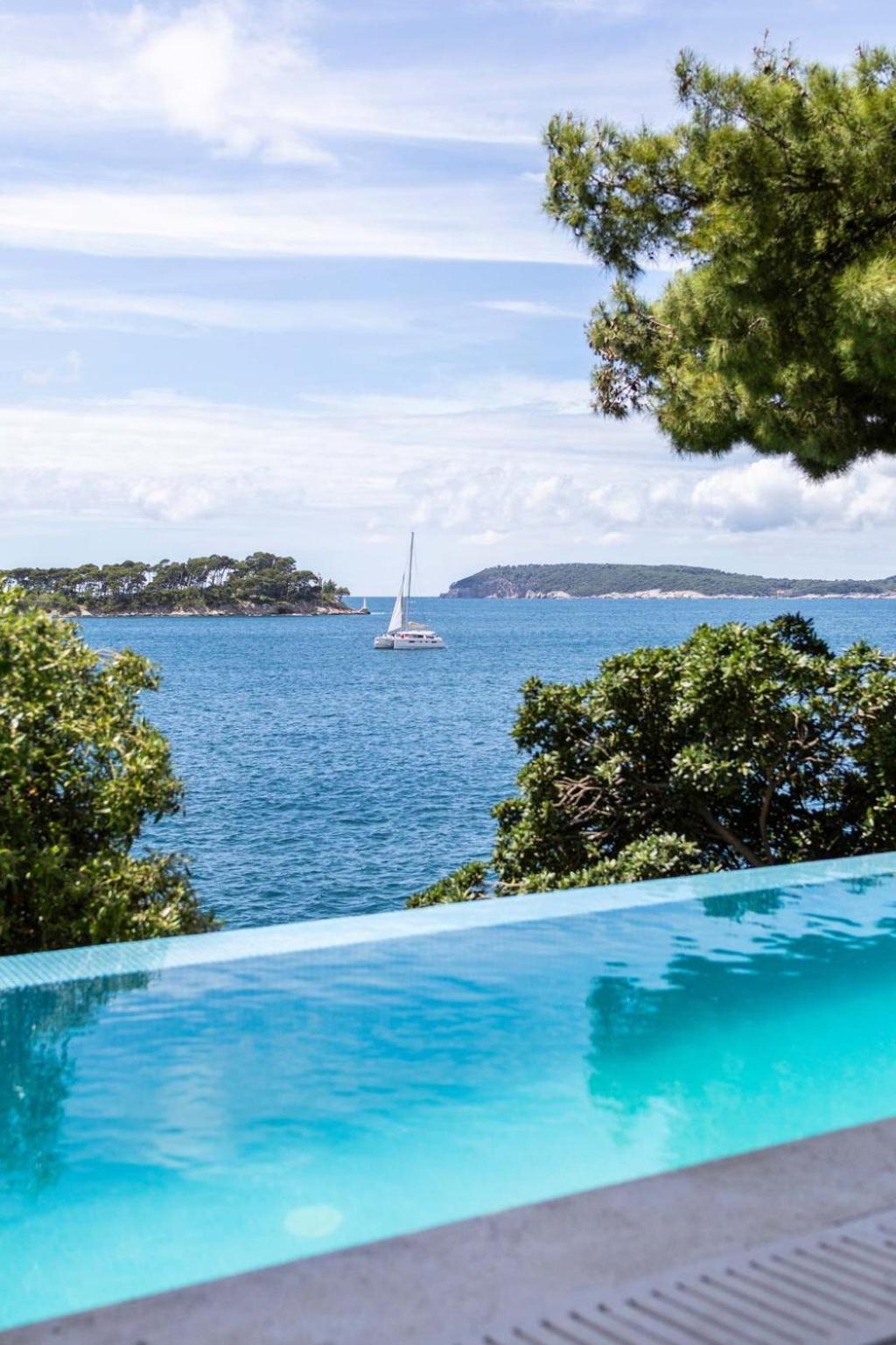 Elegant Lozica 4 Bedrooms Palazio Seafront Beautiful Infinity Pool Villa *