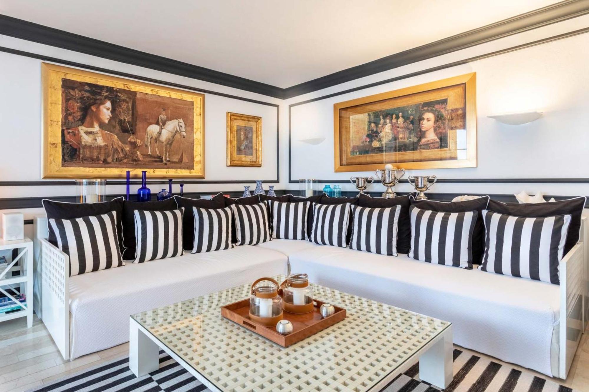 Elegant Lozica 4 Bedrooms Palazio Seafront Beautiful Infinity Pool Villa *