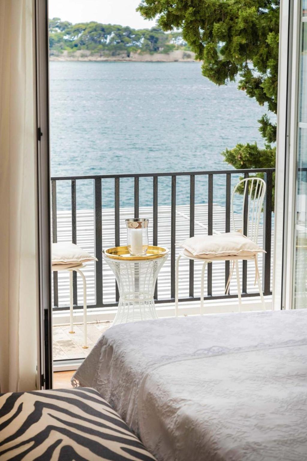 Elegant Lozica 4 Bedrooms Palazio Seafront Beautiful Infinity Pool Villa *